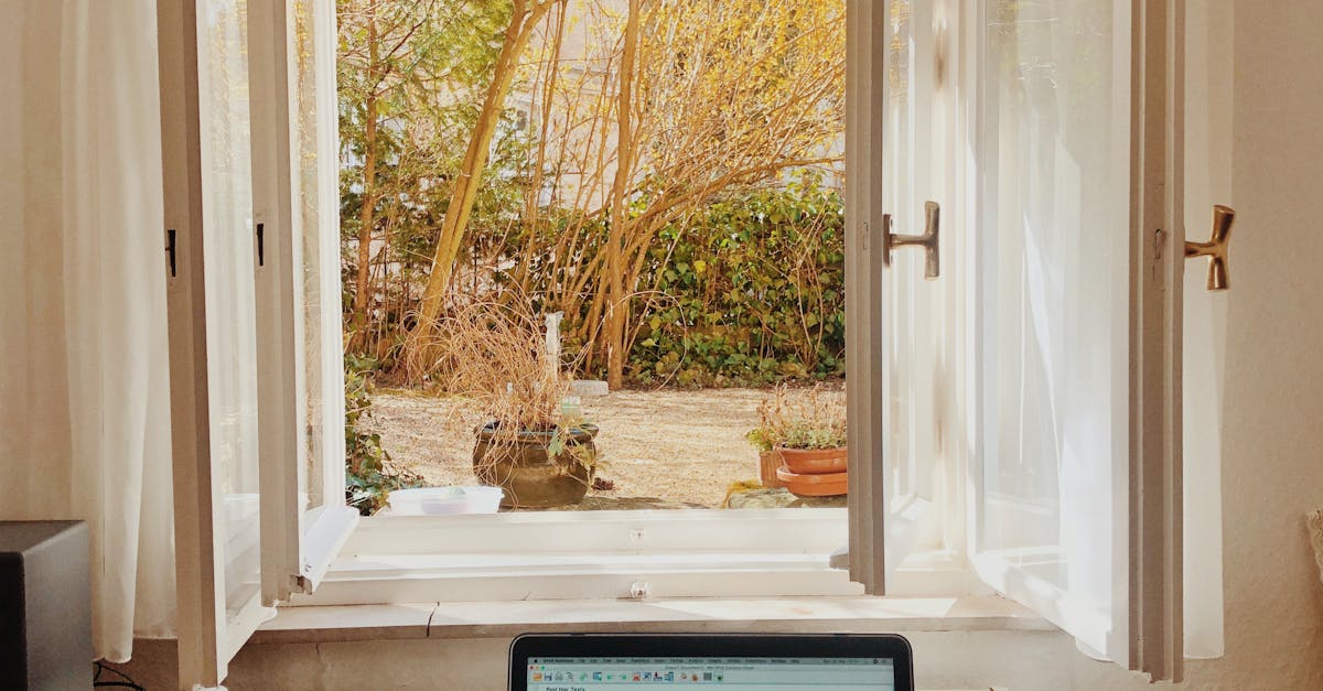 Avoiding Common Hazards When Replacing Laptop Screens